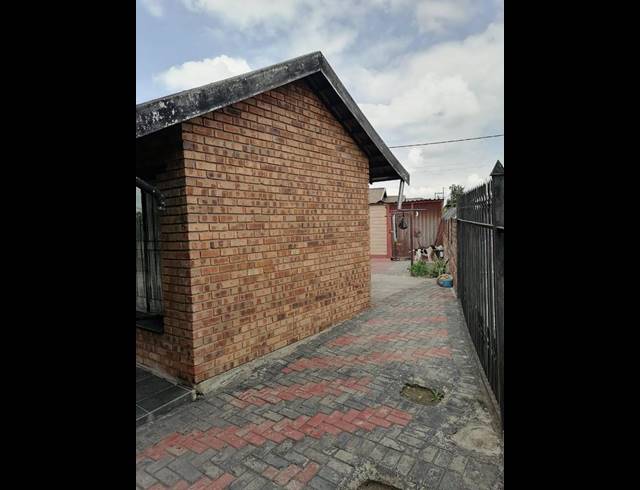 3 BEDROOM HOUSE FOR SALE IN BOITEKONG EXT 3